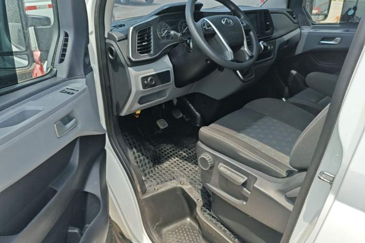 Used SAIC MAXUS Xintu V80 2024 Aotuntong Value Edition 6MT Short Wheelbase Mid-Height Roof 127 Ps 5/6 Seats Driver Seat