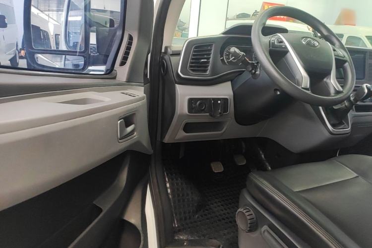 Used SAIC MAXUS Xintu V80 2024 Aotong Value Edition 6MT Long-Wheelbase Mid-Roof Model with 127 Ps Available in 6/7/8/9-Seater Configurations Driver Seat