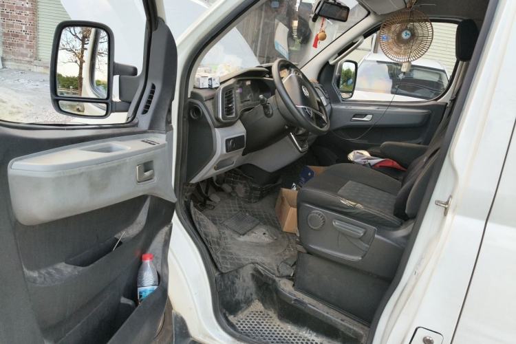 Used SAIC MAXUS Xintu V80 2024 Aotong Value Edition 6MT Long-Wheelbase Mid-Roof Model with 127 Ps Available in 6/7/8/9-Seater Configurations Driver Seat