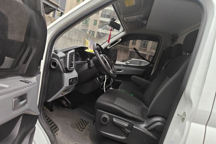Used SAIC MAXUS Xintu V80 2024 Facelift Aoyuntong 6AMT Long Wheelbase Mid-Roof Version 147 Ps 6/7/8/9-Seater Driver Seat
