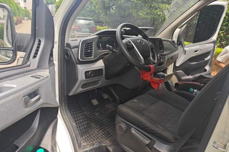 Used SAIC MAXUS Xintu V80 2024 Restyled Aoyuntong 6MT Short Wheelbase Ultra-Low Roof 147 Ps 5/6 Seats Driver Seat