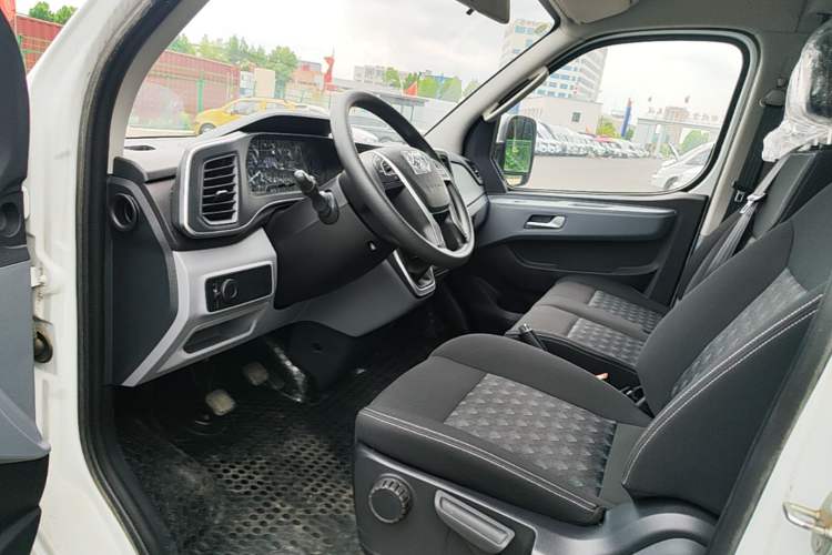 Used SAIC MAXUS Xintu V80 2024 Aotong Value Edition 6MT Long-Wheelbase Mid-Roof Model with 127 Ps Available in 6/7/8/9-Seater Configurations Driver Seat