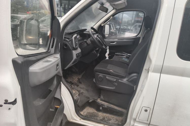 Used SAIC MAXUS Xintu V80 2024 Aotong Value Edition 6MT Long-Wheelbase Mid-Roof Model with 127 Ps Available in 6/7/8/9-Seater Configurations Driver Seat