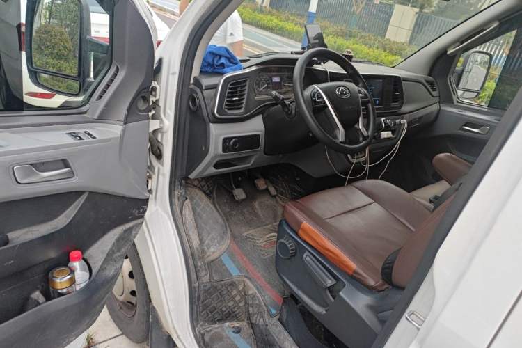 Used SAIC MAXUS Xintu V80 2024 Aotuntong Value Edition 6MT Short Wheelbase Mid-Height Roof 127 Ps 5/6 Seats Driver Seat