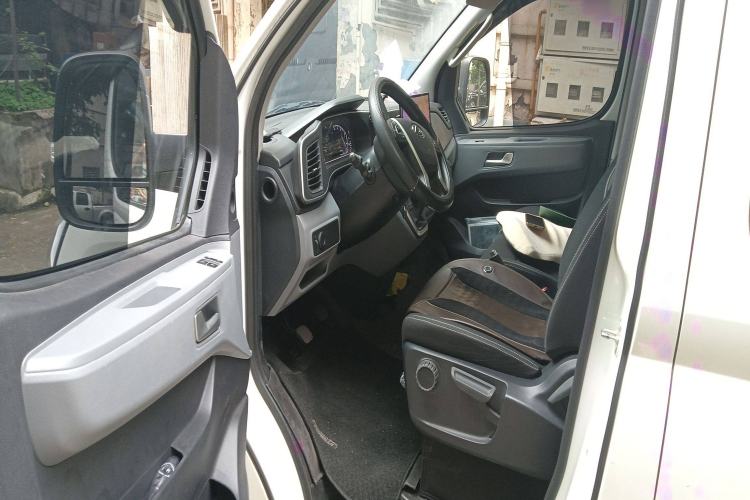 Used SAIC MAXUS Xintu V80 2024 Aotong Value Edition 6MT Long-Wheelbase Mid-Roof Model with 127 Ps Available in 6/7/8/9-Seater Configurations Driver Seat