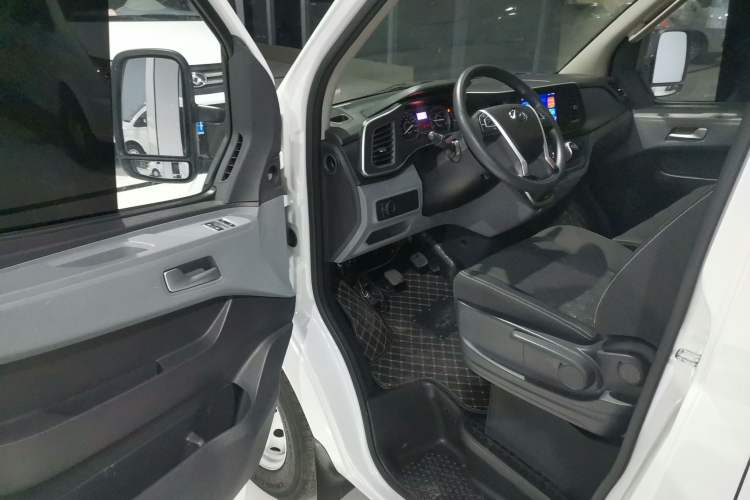 Used SAIC MAXUS Xintu V80 2024 Aotuntong Value Edition 6MT Short Wheelbase Mid-Height Roof 127 Ps 5/6 Seats Driver Seat