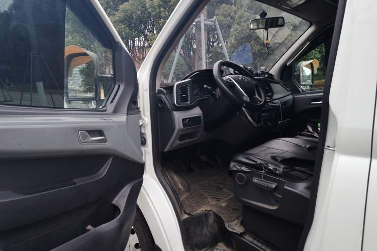 Used SAIC MAXUS Xintu V80 2024 Aotong 6AMT Short Wheelbase Mid-Roof Model with 127 Ps 5 Seats Driver Seat