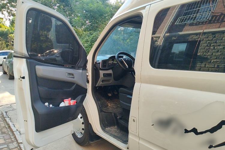 Used SAIC MAXUS Xintu V80 2024 Aotuntong Value Edition 6MT Short Wheelbase Mid-Height Roof 127 Ps 5/6 Seats Driver Seat