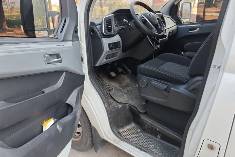 Used SAIC MAXUS Xintu V80 2024 Aotong Value Edition 6MT Long-Wheelbase Mid-Roof Model with 127 Ps Available in 6/7/8/9-Seater Configurations Driver Seat