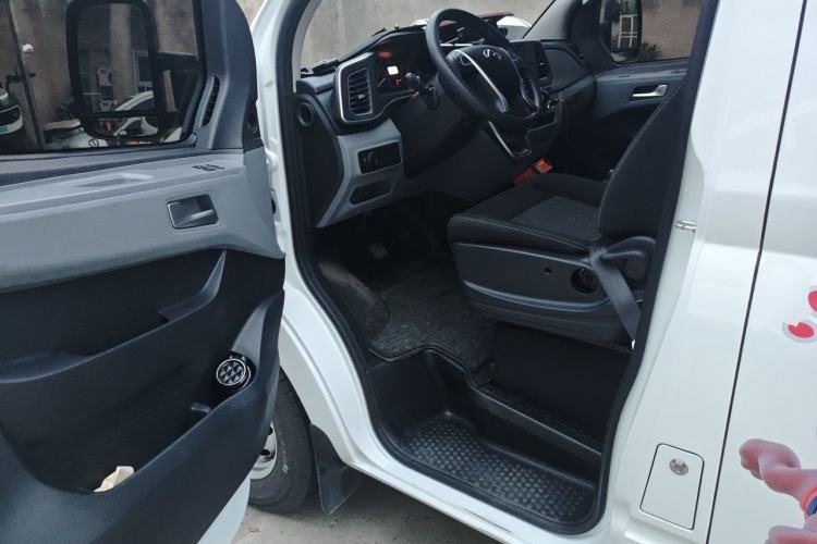 Used SAIC MAXUS Xintu V80 2024 Aotong Value Edition 6MT Long-Wheelbase Mid-Roof Model with 127 Ps Available in 6/7/8/9-Seater Configurations Driver Seat