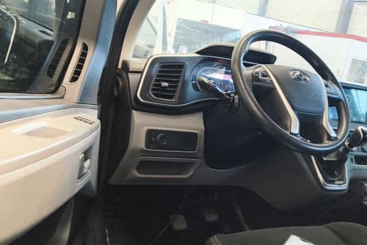 Used SAIC MAXUS Xintu V80 2024 Aotuntong Value Edition 6MT Short Wheelbase Mid-Height Roof 127 Ps 5/6 Seats Driver Seat