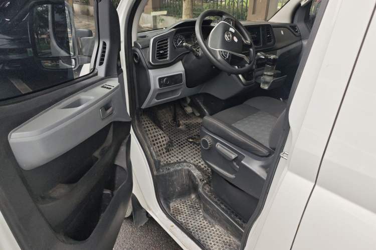 Used SAIC MAXUS Xintu V80 2024 Aotuntong Value Edition 6AMT Long Wheelbase Ultra-Low Roof 127 Ps 6/7/8/9-Seater Driver Seat