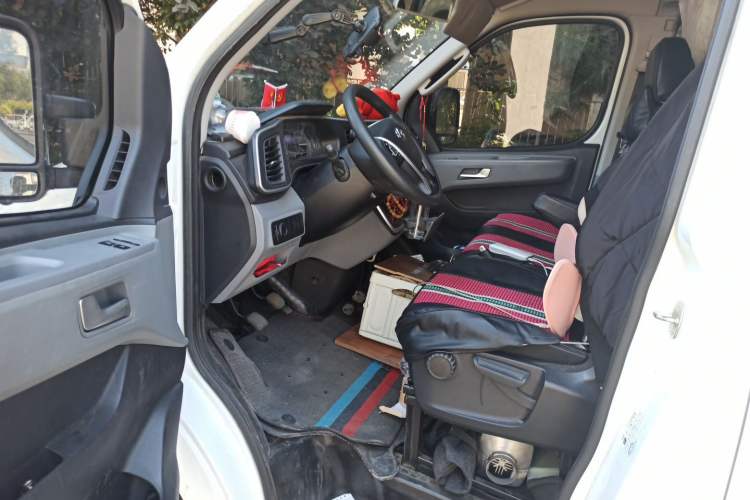 Used SAIC MAXUS Xintu V80 2024 Aotong Value Edition 6MT Long-Wheelbase Mid-Roof Model with 127 Ps Available in 6/7/8/9-Seater Configurations Driver Seat
