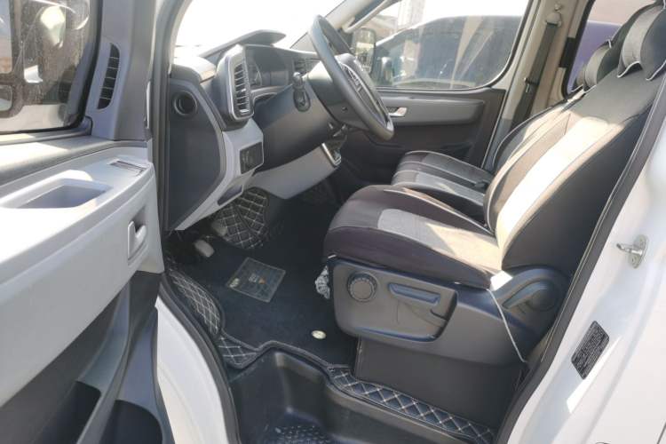 Used SAIC MAXUS Xintu V80 2024 Aotuntong Value Edition 6MT Short Wheelbase Ultra-Low Roof 127 Ps 5/6 Seats Driver Seat