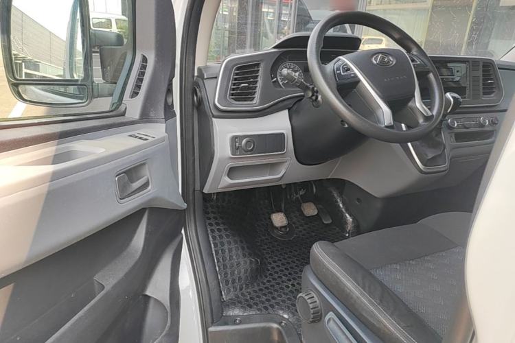 Used SAIC MAXUS Xintu V80 2024 Aotong Value Edition 6MT Short Wheelbase Mid-Height Roof 127 Ps 5-Seater Driver Seat