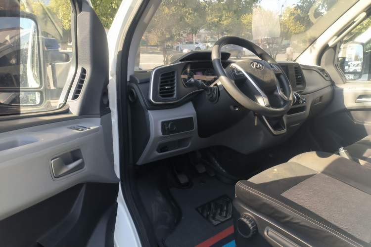 Used SAIC MAXUS Xintu V80 2024 Aotong Value Edition 6MT Long-Wheelbase Mid-Roof Model with 127 Ps Available in 6/7/8/9-Seater Configurations Driver Seat