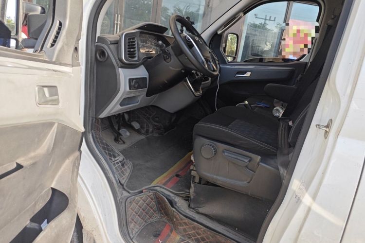 Used SAIC MAXUS Xintu V80 2024 Aotong Value Edition 6MT Long-Wheelbase Mid-Roof Model with 127 Ps Available in 6/7/8/9-Seater Configurations Driver Seat