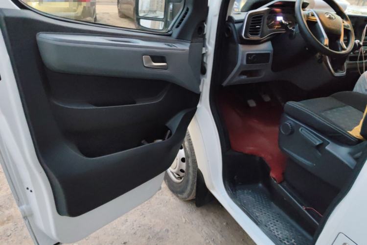 Used SAIC MAXUS Xintu V80 2024 Aotong Value Edition 6MT Long-Wheelbase Mid-Roof Model with 127 Ps Available in 6/7/8/9-Seater Configurations Driver Seat