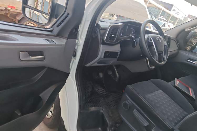 Used SAIC MAXUS Xintu V80 2024 Aotuntong 6MT Short-Wheelbase Ultra-Low Roof 127 Ps 5/6 Seats Driver Seat