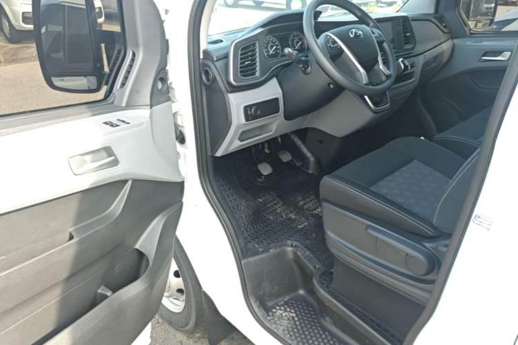 Used SAIC MAXUS Xintu V80 2024 Aotuntong Value Edition 6MT Short Wheelbase Mid-Height Roof 127 Ps 5/6 Seats Driver Seat