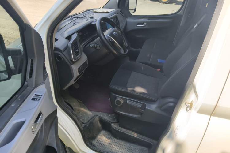 Used SAIC MAXUS Xintu V80 2024 Aotuntong Value Edition 6MT Short Wheelbase Mid-Height Roof 127 Ps 5/6 Seats Driver Seat