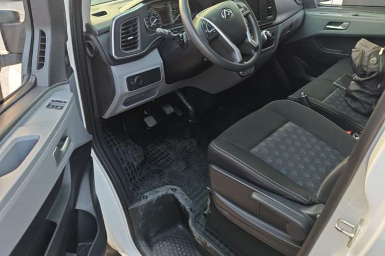 Used SAIC MAXUS Xintu V80 2024 Aotong Value Edition 6MT Long-Wheelbase Mid-Roof Model with 127 Ps Available in 6/7/8/9-Seater Configurations Driver Seat