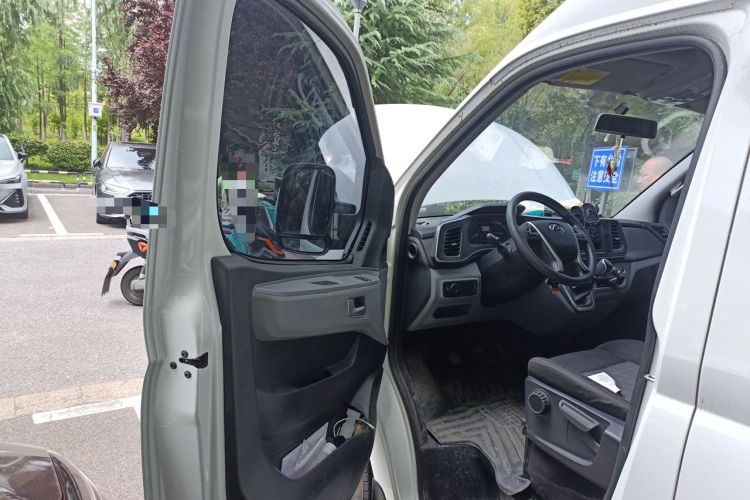 Used SAIC MAXUS Xintu V80 2024 Aotong Value Edition 6MT Long-Wheelbase Mid-Roof Model with 127 Ps Available in 6/7/8/9-Seater Configurations Driver Seat