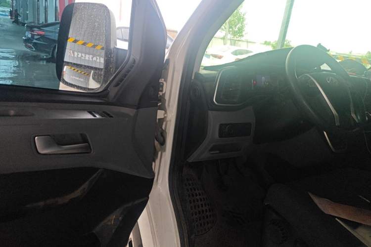 Used SAIC MAXUS Xintu V80 2024 Aotuntong 6MT Long-Wheelbase Mid-Roof Model 147 Ps 6/7/8/9-Seater Driver Seat