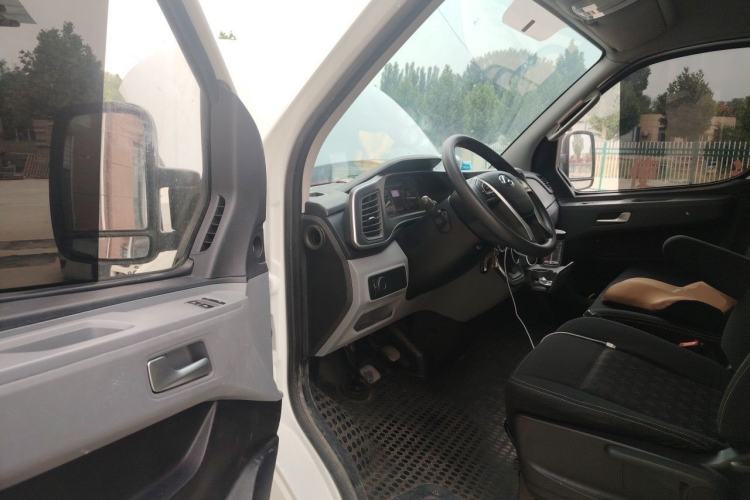 Used SAIC MAXUS Xintu V80 2024 City Distribution King PLUS Value Edition 6MT Short Wheelbase Mid-Roof Design 127 Ps 3 Seats Driver Seat