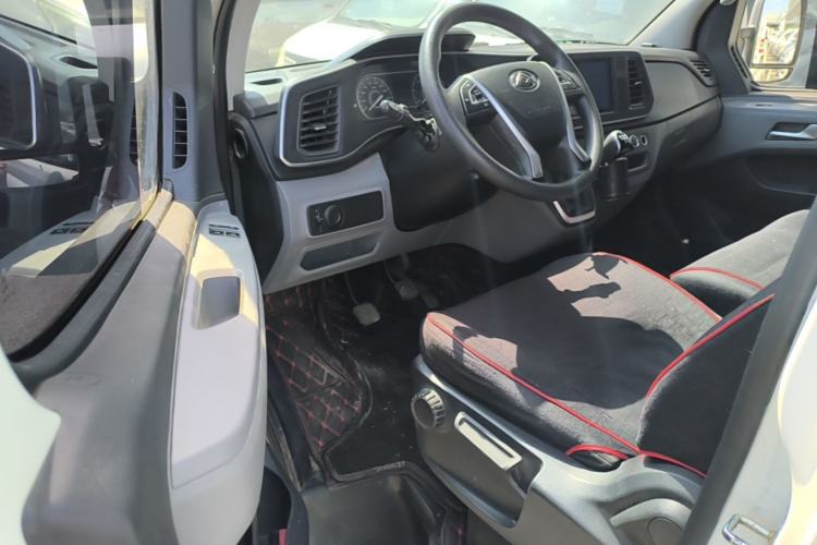 Used SAIC MAXUS Xintu V80 2024 Aotuntong Value Edition 6MT Short Wheelbase Mid-Roof Model 127 Ps 7/8/9-Seater Driver Seat