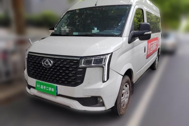 SAIC MAXUS Xintu V80 2024 Maxus V80 long-wheelbase, medium-roof, single-tire, manual‑transmission, diesel‑powered seven‑seat version