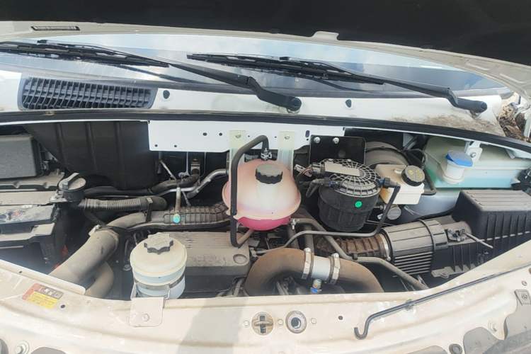 Used SAIC MAXUS Xintu V80 2024 Aotong Value Edition 6MT Long-Wheelbase Mid-Roof Model with 127 Ps Available in 6/7/8/9-Seater Configurations Engine Bay