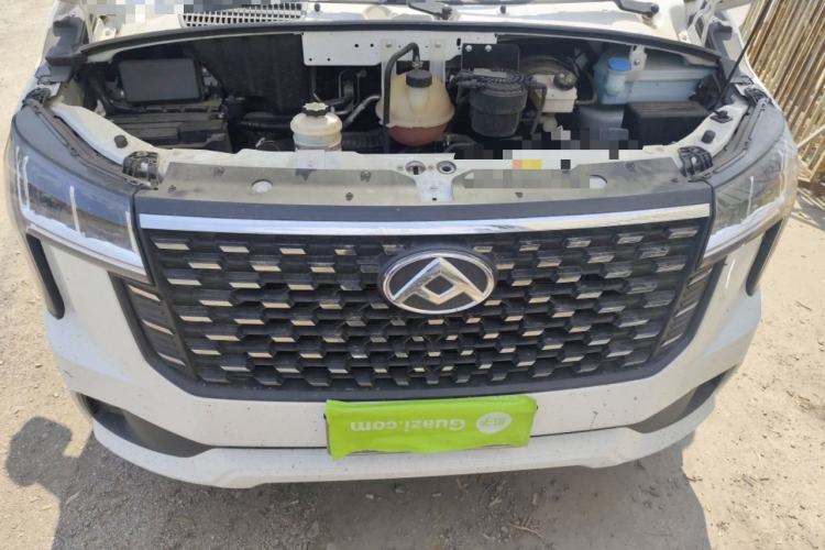 Used SAIC MAXUS Xintu V80 2024 Aotuntong 6MT Short-Wheelbase Mid-Roof Model with 127 Ps 5/6 Seats Engine Bay