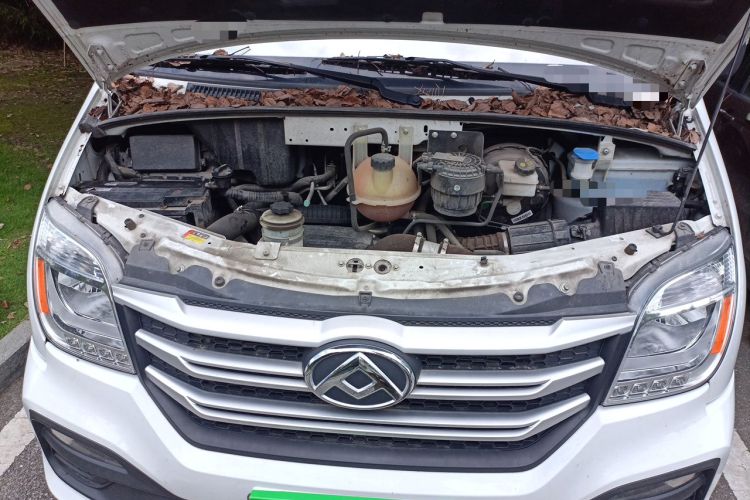 Used SAIC MAXUS Xintu V80 2024 Aotong Value Edition 6MT Long-Wheelbase Mid-Roof Model with 127 Ps Available in 6/7/8/9-Seater Configurations Engine Bay