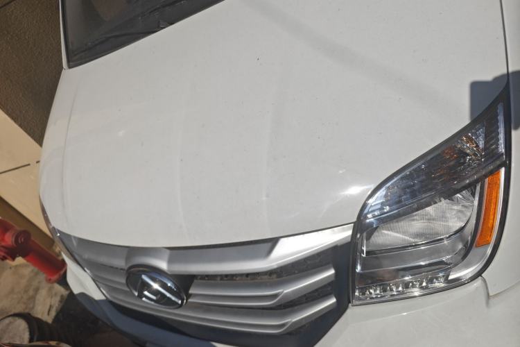 Used SAIC MAXUS Xintu V80 2024 City Distribution King PLUS Value Edition 6MT Short Wheelbase Ultra-Low Roof 147 Ps 3 Seats Engine Bay