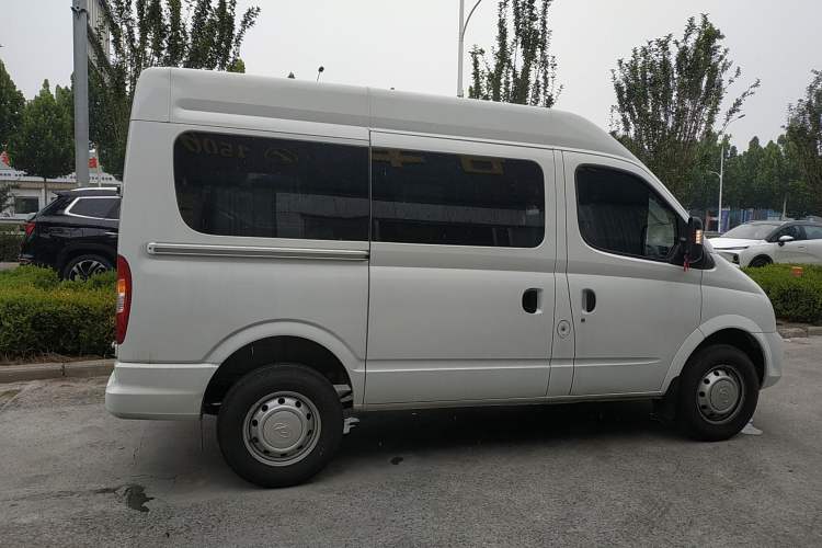 Used SAIC MAXUS Xintu V80 2024 Aotong Value Edition 6AMT Short Wheelbase Mid-Roof Model 127 Ps 5/6 Seats Exterior 3