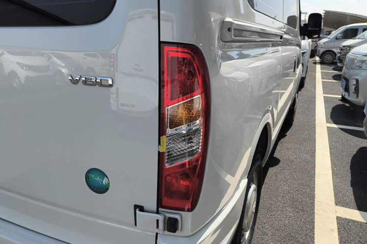 Used SAIC MAXUS Xintu V80 2024 Aotuntong Value Edition 6MT Short Wheelbase Mid-Roof Model 127 Ps 7/8/9-Seater Exterior 3