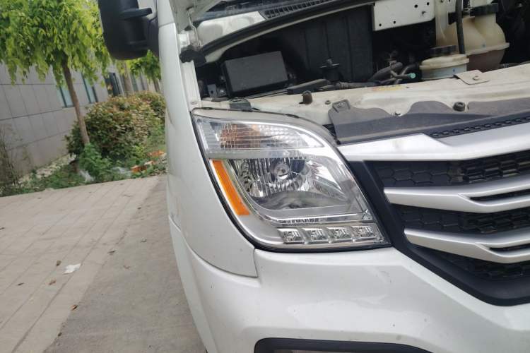 Used SAIC MAXUS Xintu V80 2024 Aotong Value Edition 6AMT Short Wheelbase Mid-Roof Model 127 Ps 5/6 Seats Exterior 6