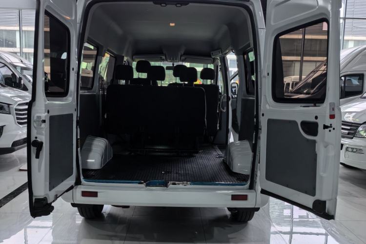 Used SAIC MAXUS Xintu V80 2024 Aotong Value Edition 6AMT Short Wheelbase Mid-Roof Model 127 Ps 5/6 Seats Exterior 8