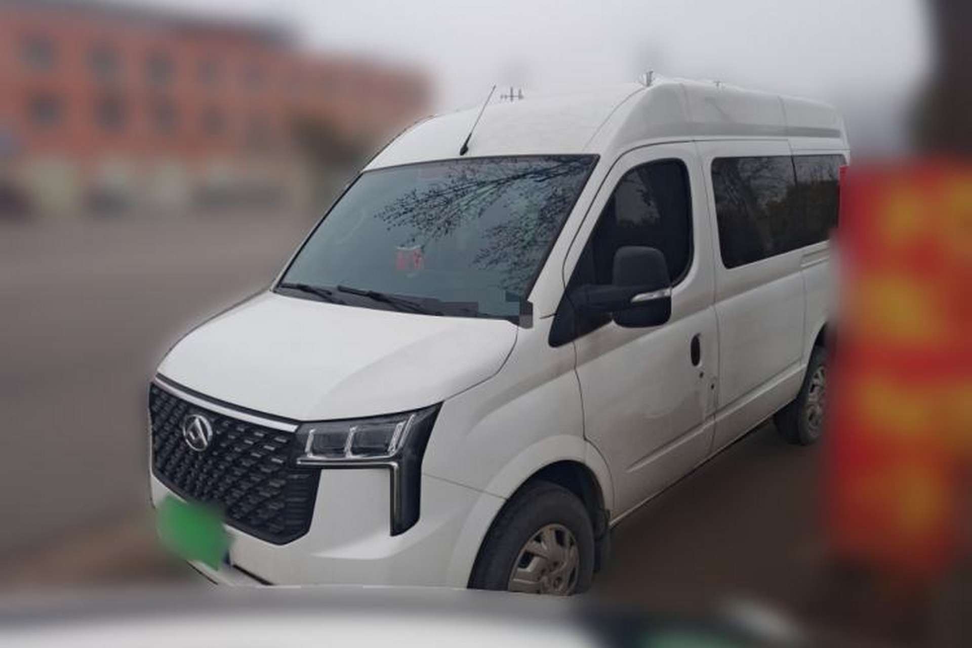 Used SAIC MAXUS Xintu V80 2024 Aotong Value Edition 6AMT Short Wheelbase Mid-Roof Model 127 Ps 5/6 Seats Front Left 45 Deg