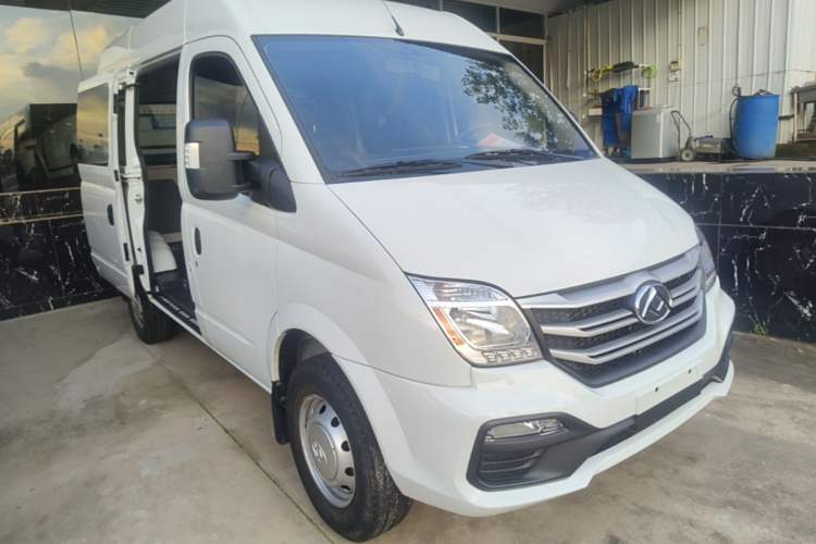Used SAIC MAXUS Xintu V80 2024 Aotong Value Edition 6AMT Short Wheelbase Mid-Roof Model 127 Ps 5/6 Seats Front Right 45 Deg