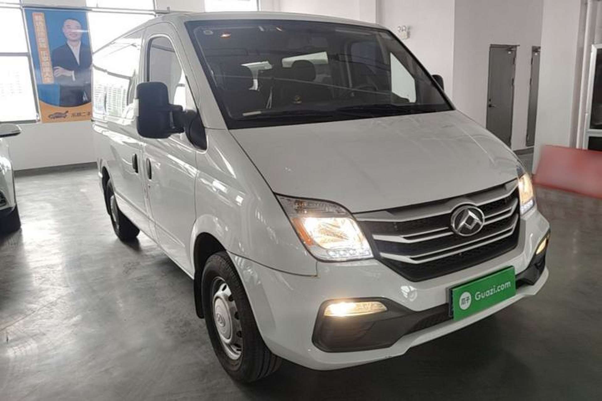 Used SAIC MAXUS Xintu V80 2024 Aotong Value Edition 6AMT Short Wheelbase Ultra-Low Roof 127 Ps 5-Seater Front Right 45 Deg
