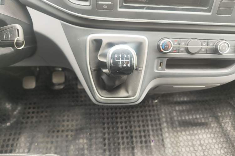 Used SAIC MAXUS Xintu V80 2024 Aotong Value Edition 6MT Long-Wheelbase Mid-Roof Model with 127 Ps Available in 6/7/8/9-Seater Configurations Gear Lever