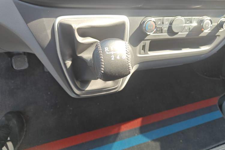 Used SAIC MAXUS Xintu V80 2024 Facelift Aoyuntong 6MT Short Wheelbase Mid-Height Version 147 Ps 5/6 Seats Gear Lever