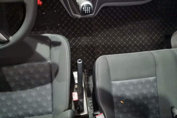 Used SAIC MAXUS Xintu V80 2024 Aotuntong Value Edition 6MT Short Wheelbase Mid-Height Roof 127 Ps 5/6 Seats Gear Lever