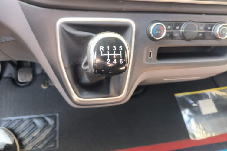 Used SAIC MAXUS Xintu V80 2024 Aotong Value Edition 6MT Long-Wheelbase Mid-Roof Model with 127 Ps Available in 6/7/8/9-Seater Configurations Gear Lever