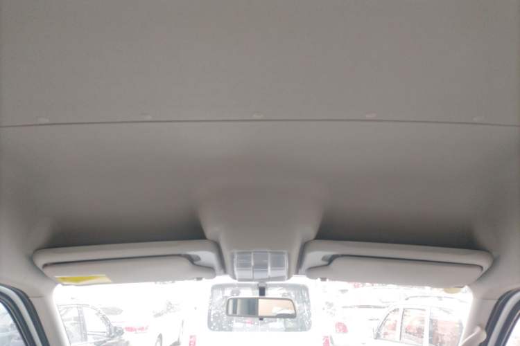 Used SAIC MAXUS Xintu V80 2024 Aotong Value Edition 6AMT Short Wheelbase Mid-Roof Model 127 Ps 5/6 Seats Headliner