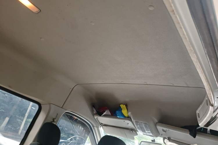 Used SAIC MAXUS Xintu V80 2024 Aoyuntong 6MT Long-Wheelbase Mid-Roof Model 127 Ps 6/7/8/9 Seater Headliner