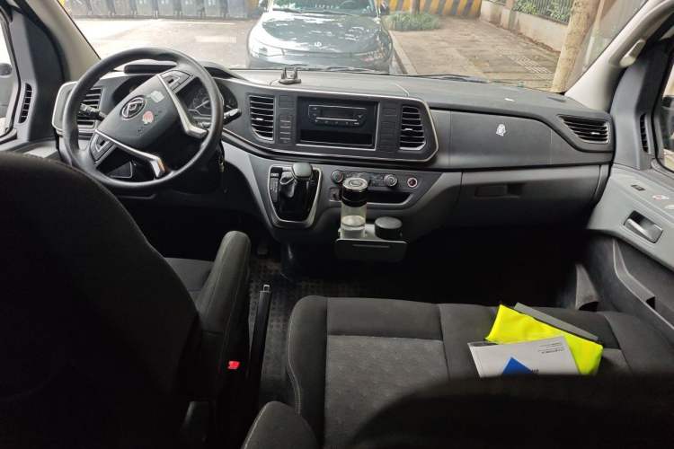 Used SAIC MAXUS Xintu V80 2024 Aotuntong Value Edition 6AMT Long Wheelbase Ultra-Low Roof 127 Ps 6/7/8/9-Seater Headliner