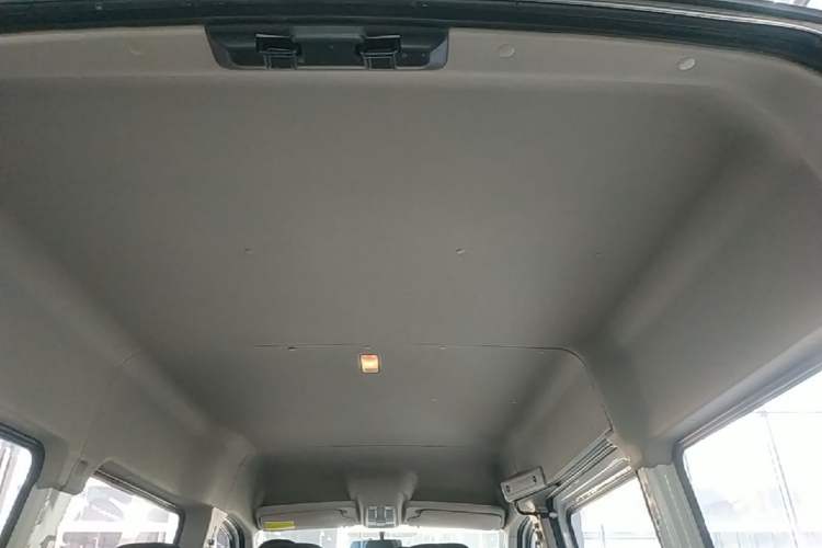 Used SAIC MAXUS Xintu V80 2024 Aotuntong Value Edition 6MT Short Wheelbase Mid-Height Roof 127 Ps 5/6 Seats Headliner